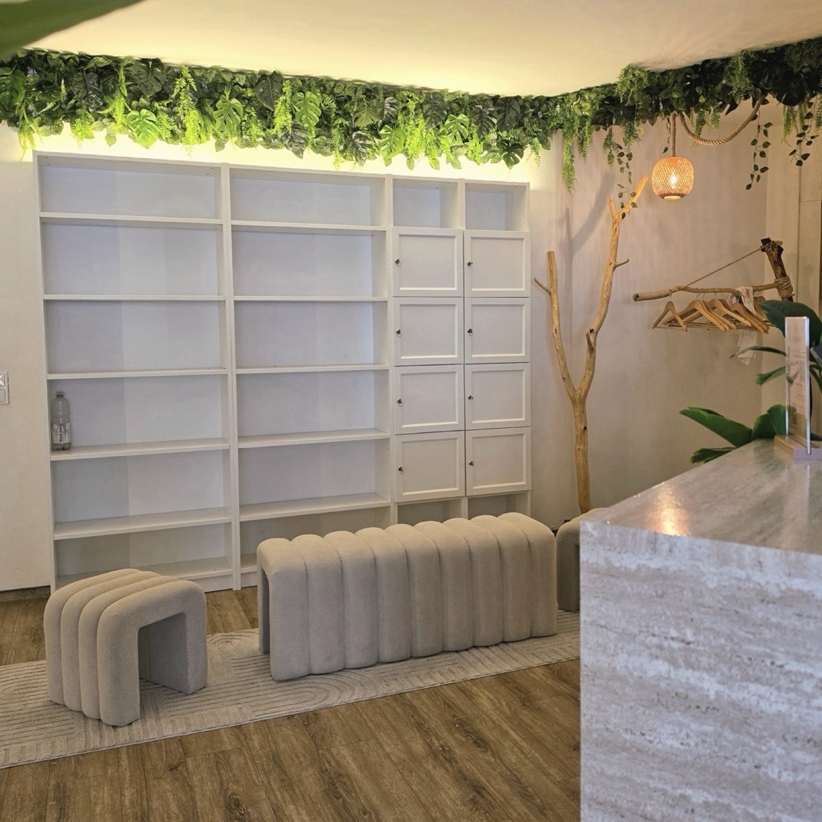 Empfang des Studios mit Garderobe, Schließfächern und Sitzbank