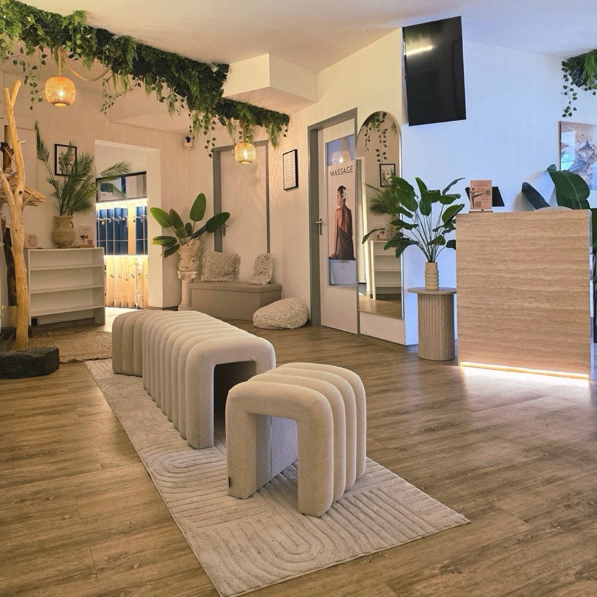 Lounge-Bereich mit Sitzgelegenheiten, Pflanzen und warmem Licht